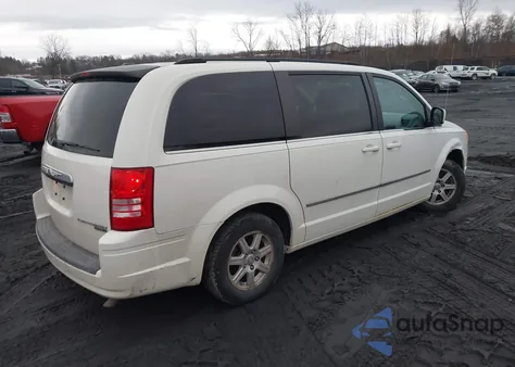 2010 Chrysler Town & Country Touring z USA, uszkodzony, nr VIN 2A4RR5D16AR260403